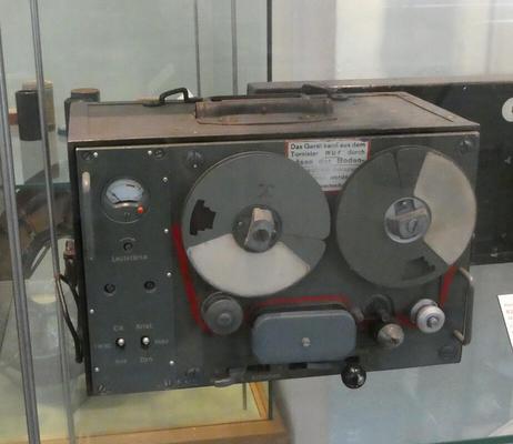Reel-to-reel tape recorder