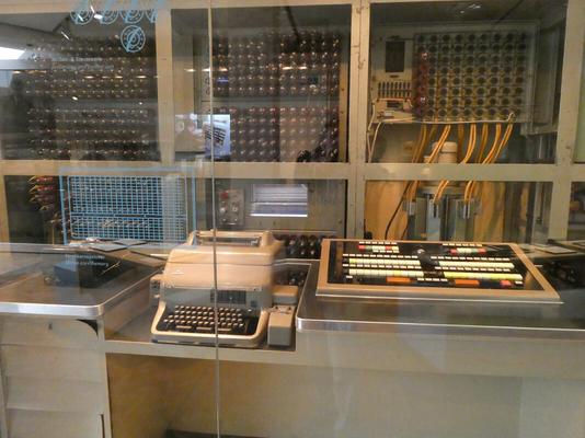 Vacuum tube computer