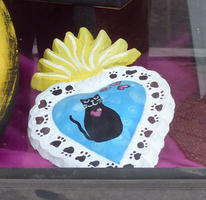 Heart-shaped plaster piece w. cat painted on it