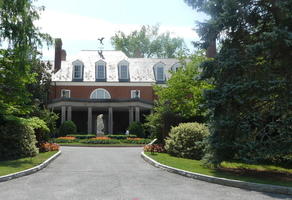 Mansion entrance w. foliage on either side.
