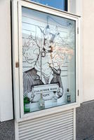 Rabbit in hat and monocole, smoking pipe and holding sign “Falscher Hase Gin”