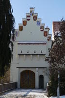 Side of castle showing shields in staggered pattern