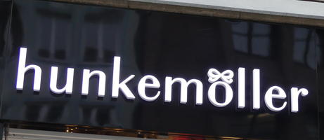 Sign hunkemöller with a bow as the umlaut