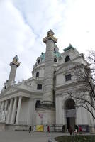 Building with two large columns in front