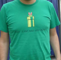 Image of a gift box; caption: Ceci n'est pas une pipe.