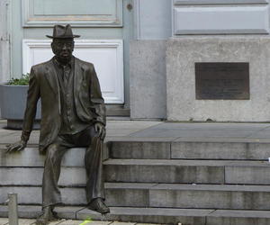 statue seated man