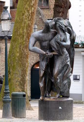 statue