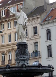 statue