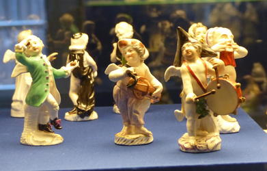 small cutesie figurines