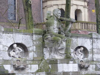statue laborer
