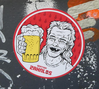 Toothless man holding beer; text: “Section Toothless” (Sektion Zahnlos)
