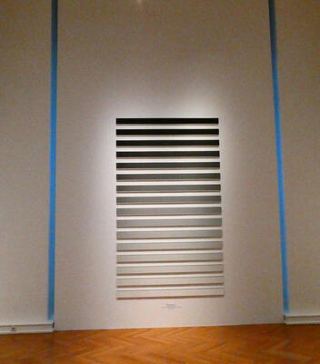 horizontal bars between two vertical blue bars