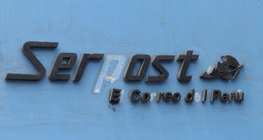 Peruvian postal service sign with missing letters.