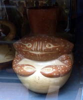 Vessel with top in form of a crab