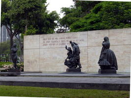 Statue of people; quote from Ricardo Palma on wall