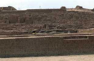 Long view, interior huaca