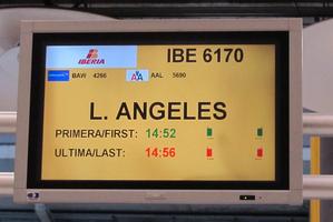 Sign showing when first and last bags will be unloaded from a flight.
