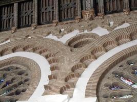 Brickwork in shape of curved Y near top of wall
