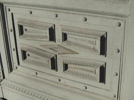 Metalwork with three-dimensional trapezoidal motif