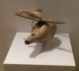 Instrument with percussive top above a potato-shaped body with an air hole