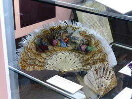 Lady's fan with feathers around edge