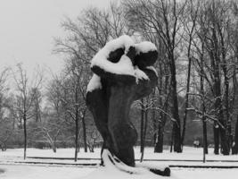 Statue of two people kissing