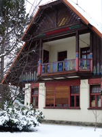 Building with trapezoidal roof and “bay balcony”