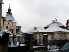 House with trapezoidal roof and smaller house with short trapezoidal roof