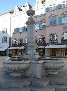 Fountain with four spouts and four basins spaced 90 degrees apart