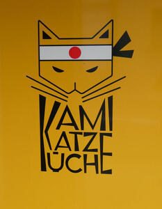 Outline of cat wearing Japanese headband with rising sun emblem. Text: Kami Katze Küche