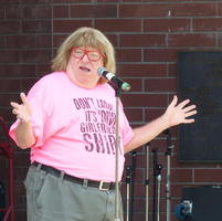 Bruce Vilanch delivering a joke