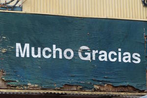 mucho gracias sign
