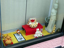 display window happy cats