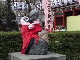 mother child statue in red shawl