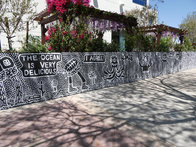 Seafood with legs and word balloons such as “The Ocean is very delicious” and “I agree”