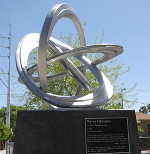 Metallic tumbleweed made of cast stainless steel; artist: Wayne Littlejohn